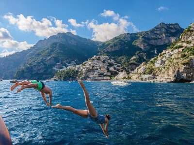italy-naples-positano-couple-jumping-ocean 2